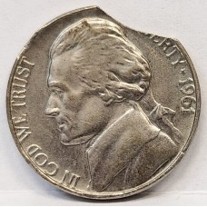 UNITED STATES OF AMERICA 1961 . FIVE 5 CENTS COIN . ERROR . CLIPPED BITTEN EDGE